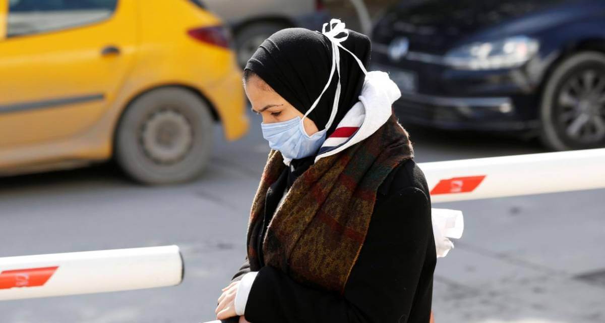 امراة في تونس ترتدي كمامة (رويترز)