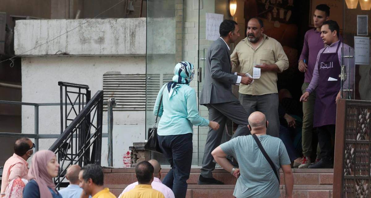 الناس امام الأفران قبيل عيد الفطر في مصر (رويترز)