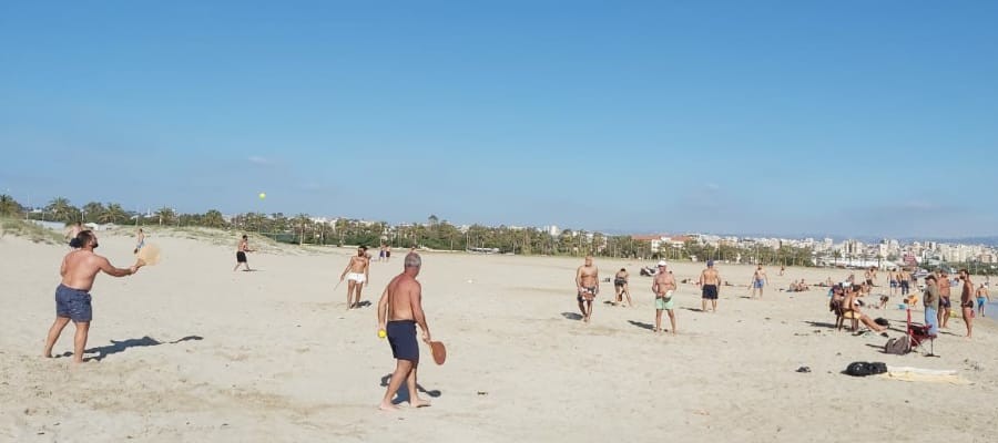 شاطىء صور اليوم عج برواد البحر