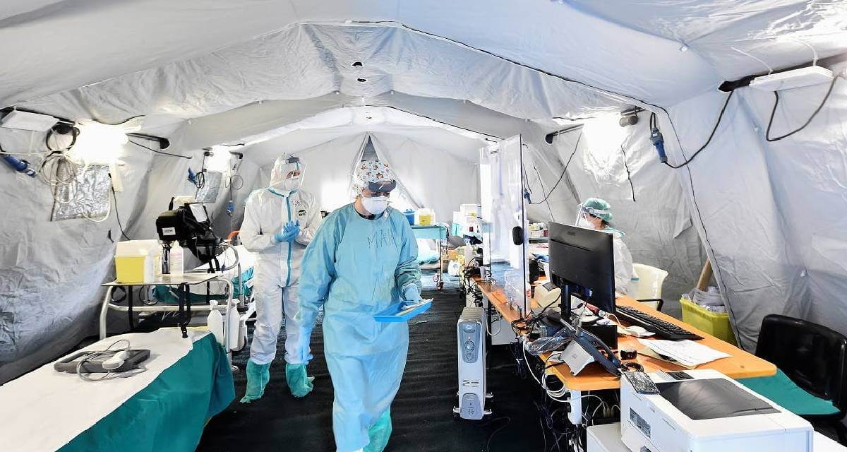 أطباء داخل مستشفى سبيدالي سيفيلي في بريشيا إيطاليا (رويترز)