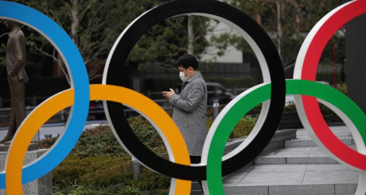 رجل يرتدي الكمامة في اليابان (رويترز)