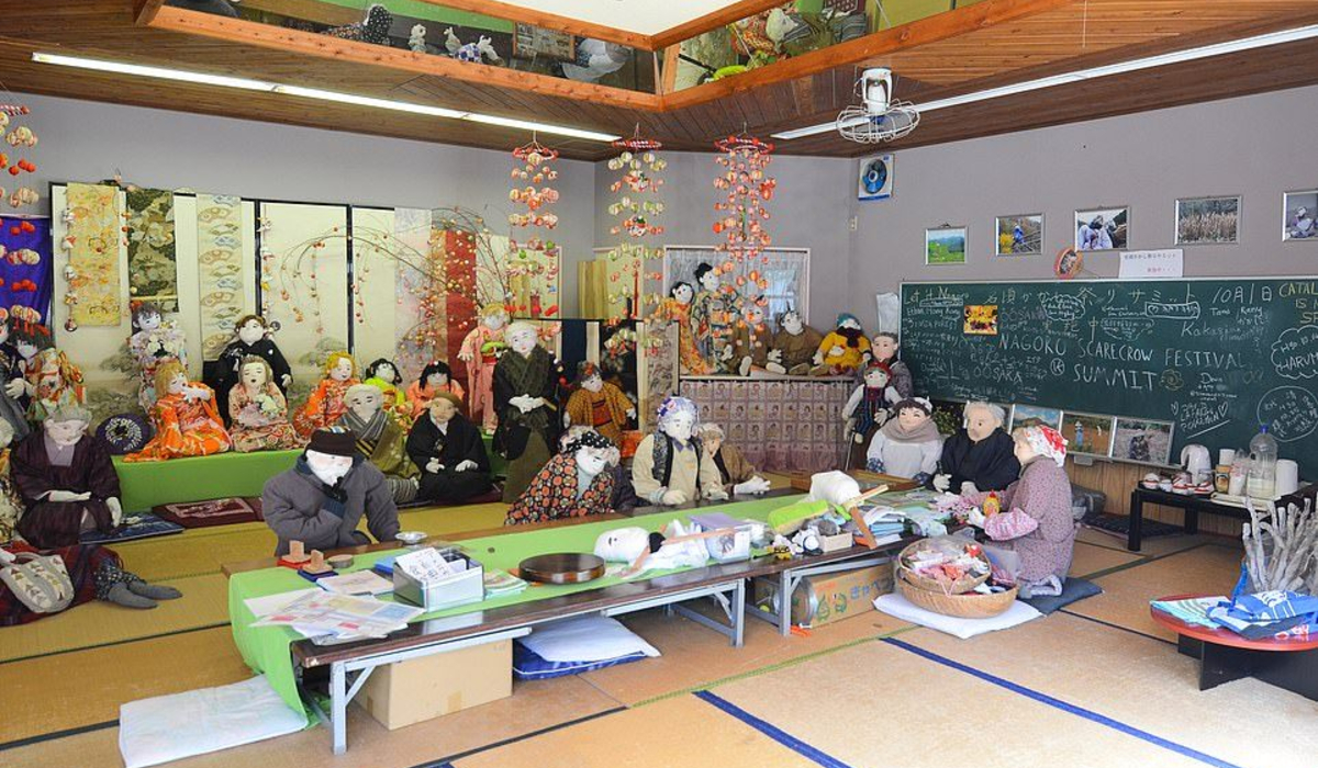 دمى ضخمة تضخ الحياة في قرية ناغورو اليابانية هجرها سكانها