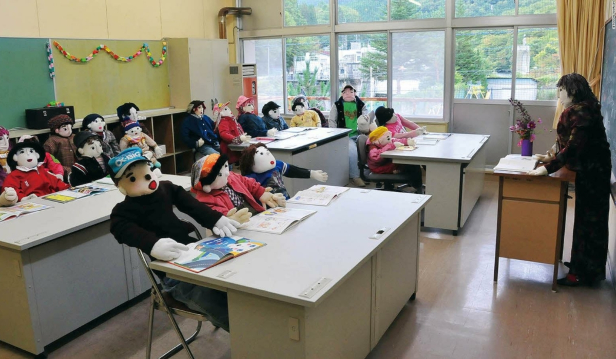 مدرسة في قرية ناغورو اليابانية تحتوي على تلاميذ ومعلمة من الدمى