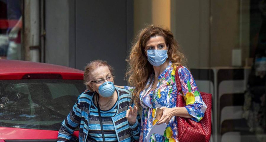 لبنانيتان ترتديان الكمامات في الشارع للوقاية من فيروس كورونا (نبيل اسماعيل/فيسبوك)