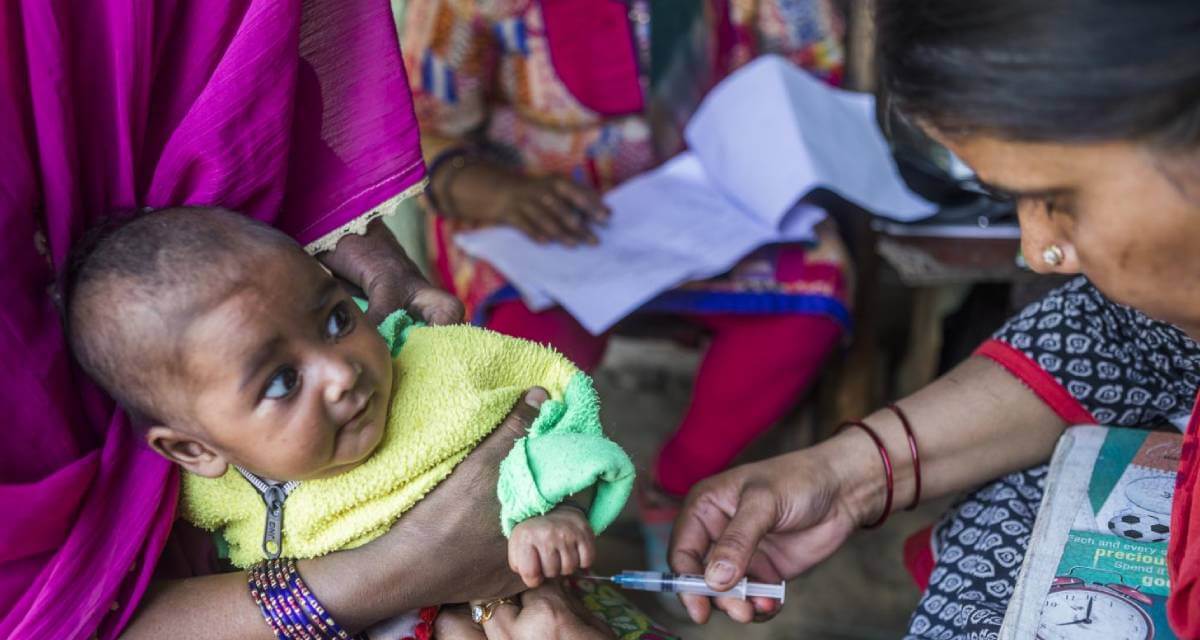 ممرضة مساعدة قابلة تدير قطرات شلل الأطفال والتطعيم للحوامل والأطفال في أنجناوادي في الهند (يونيسيف)