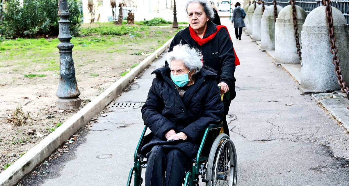 امرأة مسنة ترتدي قناعا واقيا من فيروس كورونا في روما (Getty Images)