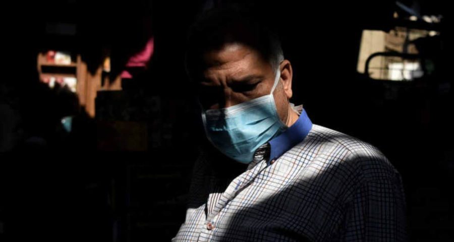 رجل يرتدي كمامة للوقاية من فيروس كورونا في مصر (Getty)