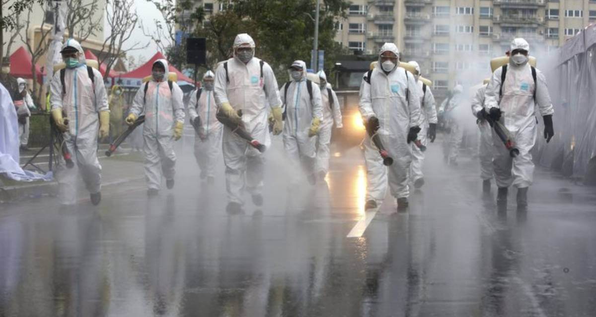 تعقيم الشوارع في تايبيه الجديدة في تايوان للوقاية من فيروس كورونا (أسوشييتد برس)
