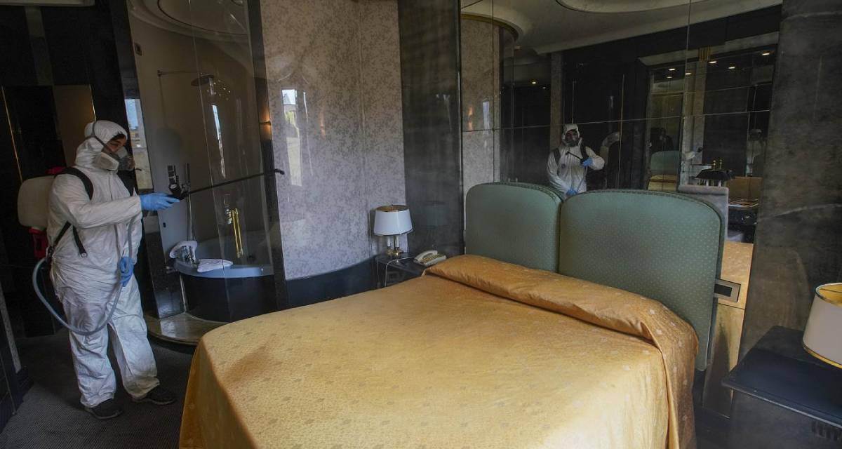 تعقيم احدى غرف الفنادق للوقاية من كورونا (أسوشييتد برس)