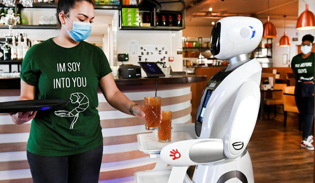 يقتصر دور الموظفون في مطهم دادوان بوضع المشروبات على صواني التقديم لتقوم الروبوتات بتقديمها للزبائن