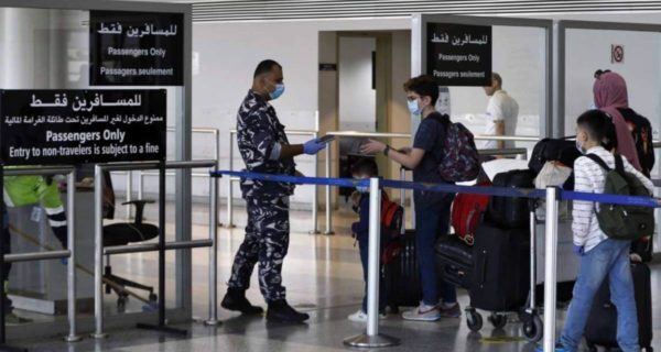 قادمون إلى مطار رفيق الحريري يرتدون الكمامات بعد فتح المطار في ظل استمرار انتشار فيروس كورونا في لبنان (أسوشييتد برس)
