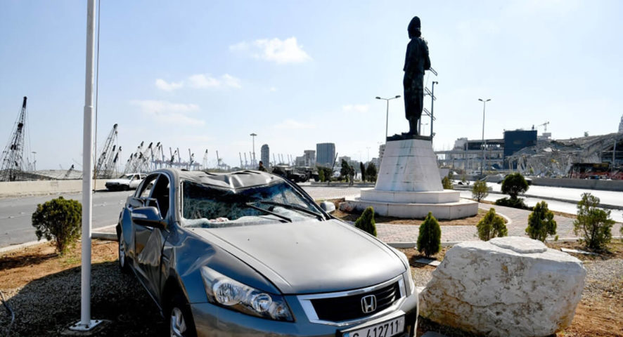 تمثال المغترب بعد انفجار مرفأ بيروت