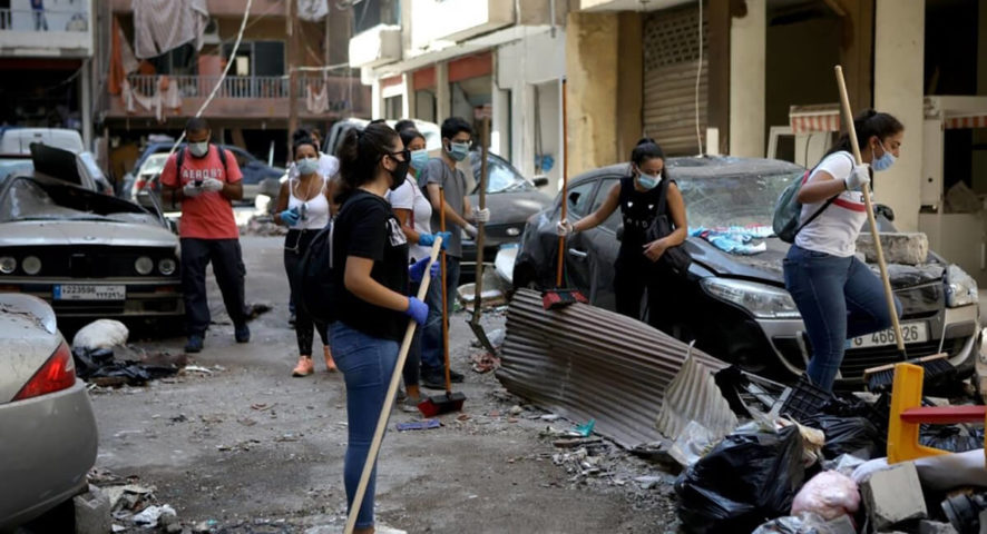 شباب وشابات فاثناء تطوعهم تنظيف شوارع بيروت بعد انفجار المرفأ