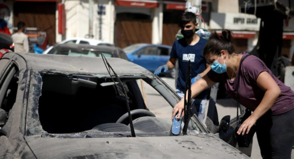 شباب وشابات فاثناء تطوعهم تنظيف شوارع بيروت بعد انفجار المرفأ