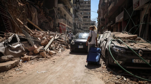 اثار الدمار الذي حل بالعاصمة بيروت بعد انفجار المرفأ