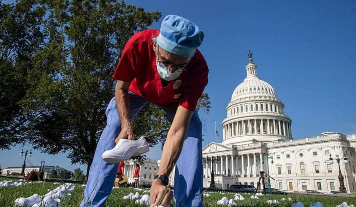 164 زوج حذاء من اللون الأبيض أمام مبنى الكونغرس الأميركي في واشنطن، تحية رمزية للممرضات اللواتي توفين من جراء إصابتهن بفيروس كورونا.