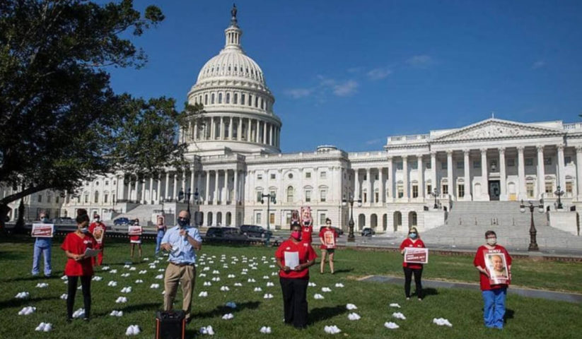 وزّعت الأحذية البيضاء على العشب أمام مبنى الكونغرس في واشنطن تقديراً لضحايا كورونا.