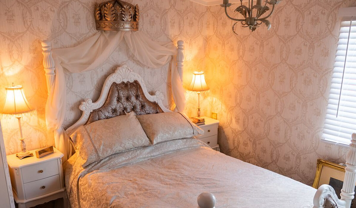 سرير رئيسي له 4 أعمدة مع زخارف التاج في المقطورة الملكية.