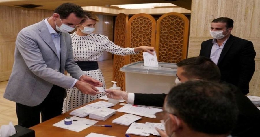 الاسد خلال الادلاء بصوته في الانتخابات التشريعية