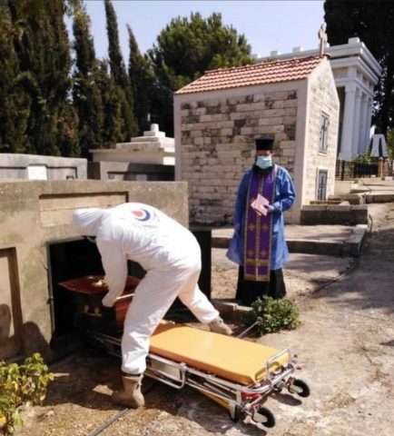 "الهيئة الصحية" تدفن احد المسيحيين المصابين بكورونا