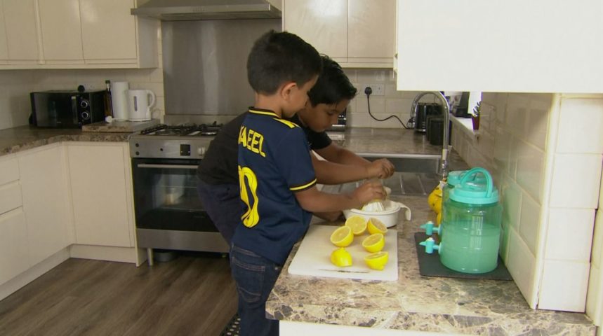طفلان يمنيان يعصران الليمون