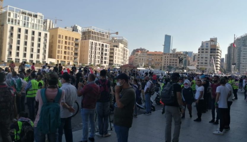 تجمع الثوار في ساحة الشهداء