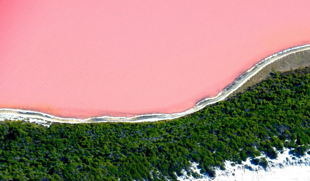أجمل وقت لمشاهدة بحيرة هيلير باللون الزهري هو عند غروب الشمس