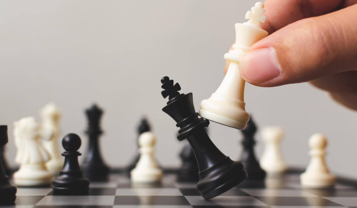 اخترعت لعبة الشطرنج ما بين القرنين الخامس والسابع ميلادي على يد رجل هندي حكيم يدعى "صصه" بن داهر".