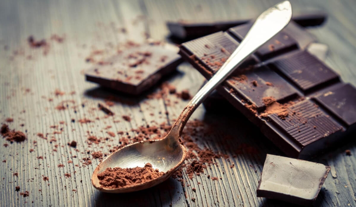 الشوكولاتة، تعزز مرونة الأوعية الدموية وتخفض الضغط لإحتوائها على مضادات الأكسدة. 