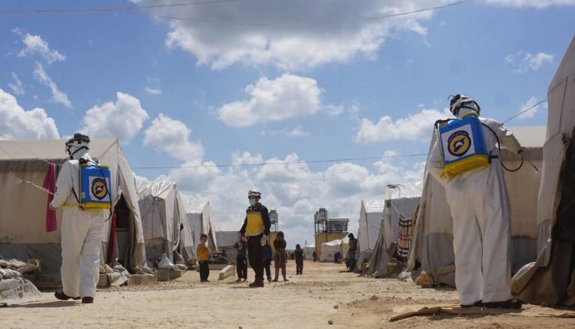 منظمة الدفاع المدني السوري تعمل على تعقيم أحد المخيمات