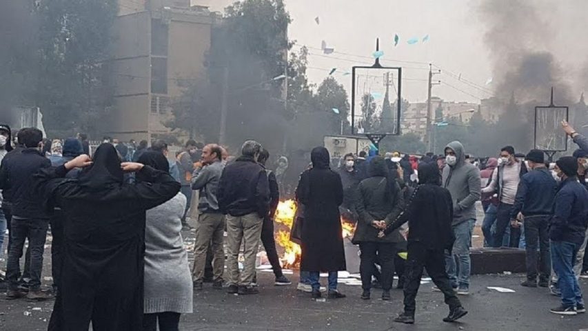 الاحتجاجات السلمية في ايران تواجه بالقمع والسجون