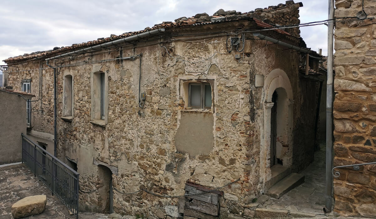 إحدى المنازل المهجورة في بلدة لورينزانا الإيطالية المعروضة للبيع