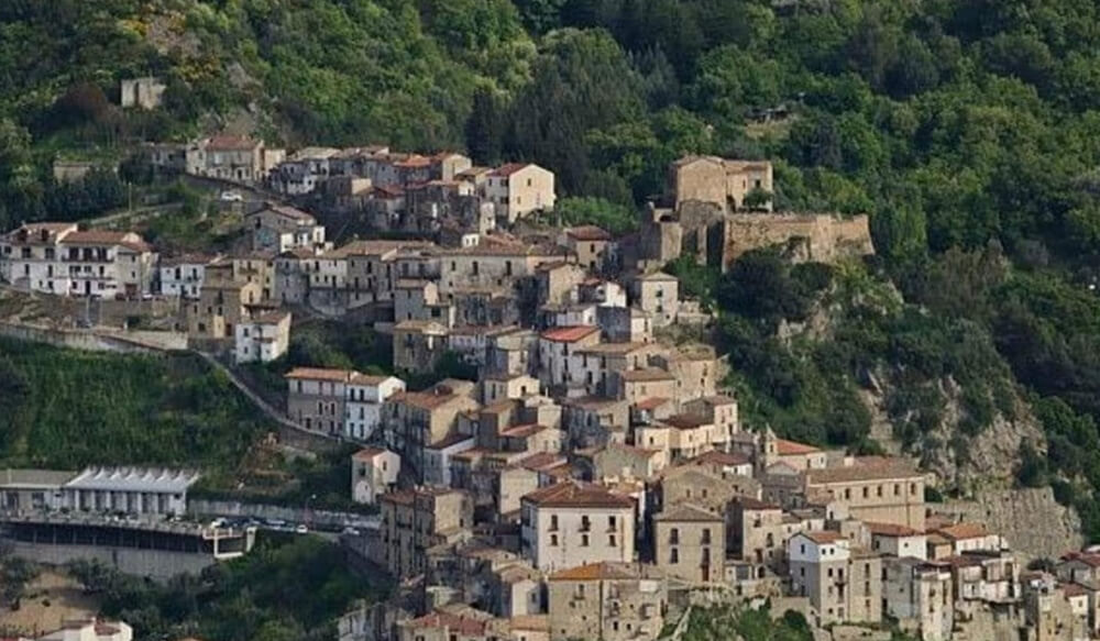 بلدة لورينزانا الإيطالية تبيع منازلها بـ1 يورو فقط