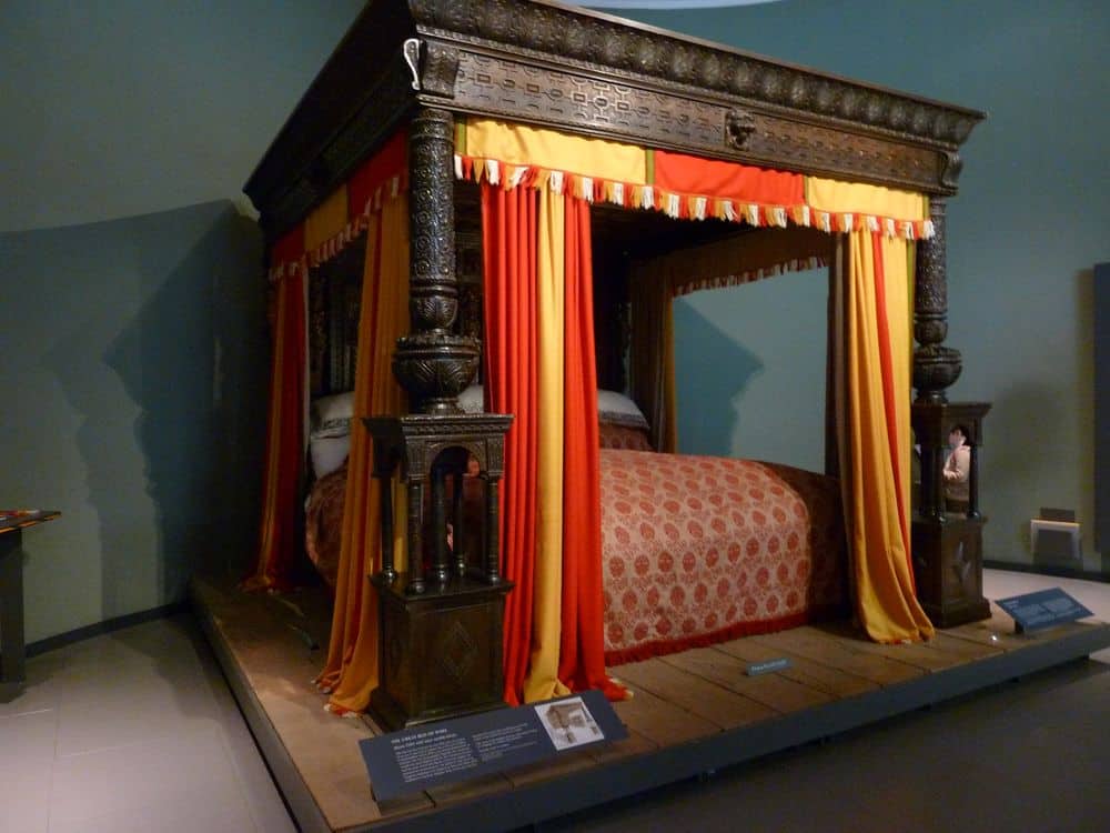 أكبر سرير في العالم سرير "وير" متواجد حالياً في متحف "فيكتوريا وألبيرت" في لندن