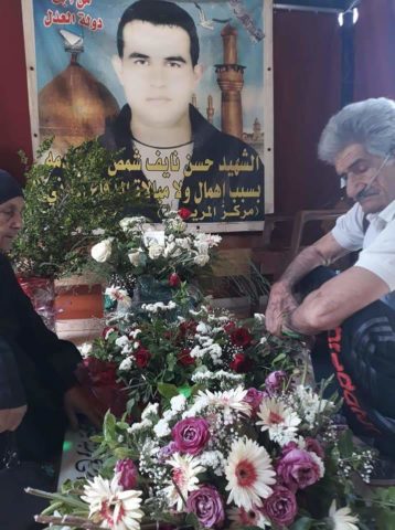 الوالدة  والوالد على قبر حسن