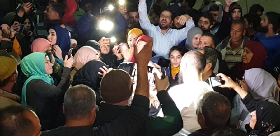 كيندا الخطيب في منزلها