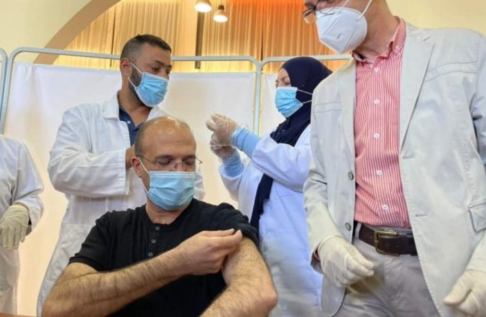 وزير الصحة يتلقى اللقاح