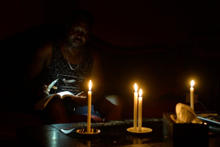 على الظلام غياب الكهرباء