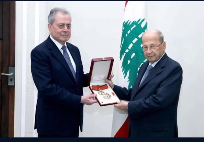 عون يكرم السفير السوري