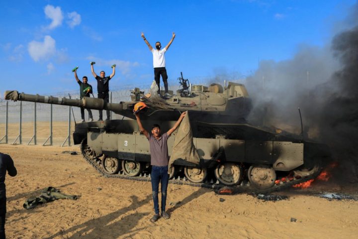 دبابة مدمرة في غزة
