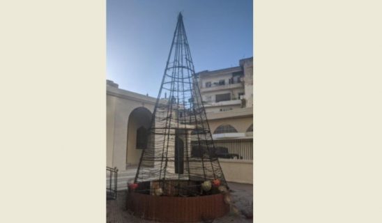 الشجرة الميلادية المحترقة في طرابلس