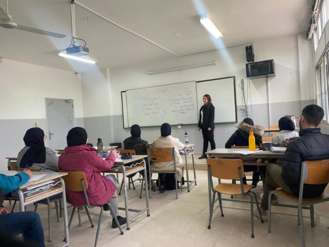مدرسة لتعليم اللغة الايطالية في البازورية