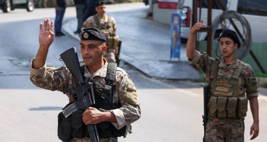 الجيش اللبناني في محيط السفارة الأميركية في عوكر بعد إطلاق النار 5 حزيران 2024 (Reuters)