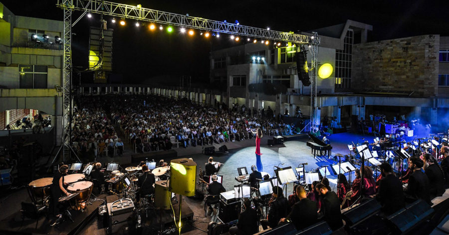 هبة طوجي في قلب جامعة سيدة اللويزة: إن الفن رسالة عظيمة تحمل في طياتها معاني سامية وقيم إنسانية نبيلة 