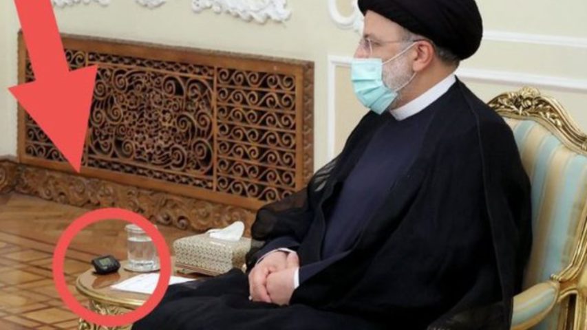 ايراهيم رئيسي إلى جانبه احد الاجهزة