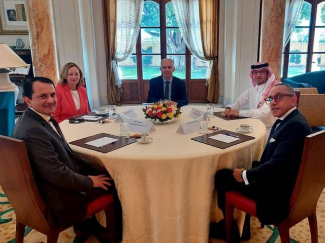 سفراء الخماسية