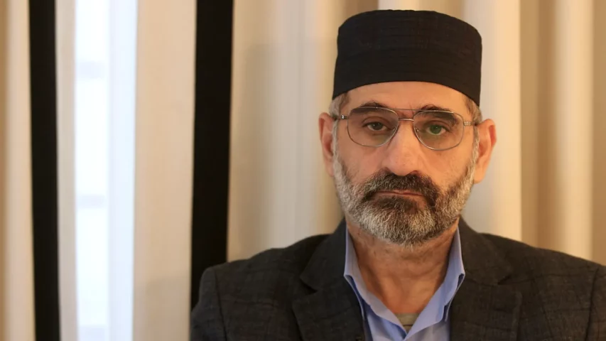  مهرب أرشيف التعذيب السوري يكشف هويته.. دماء الضحايا انتصرت بسقوط الأسد