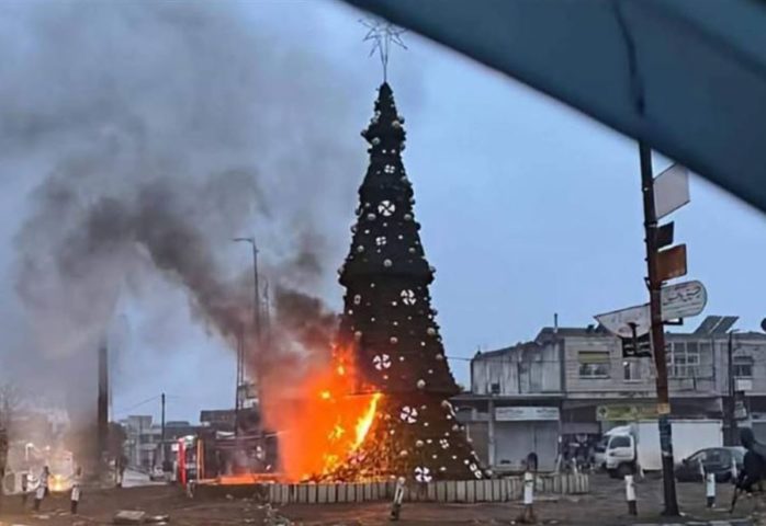 حرق شجرة الميلاد