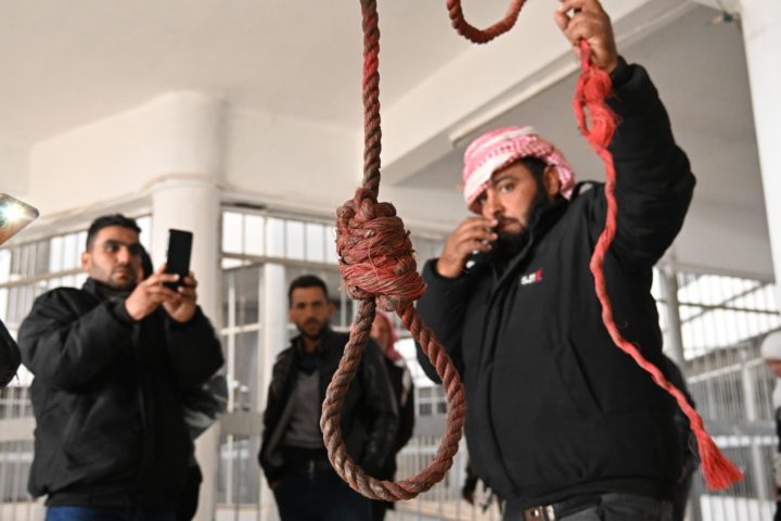 دفنوا خلال الليل.. لحظات مروعة في سوريا قبل سقوط الأسد !