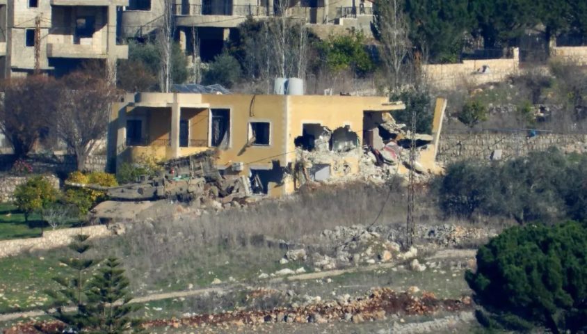 إسرائيل تعزز قواتها في القرى المحتلة.. حواجز وتفجير وجرف